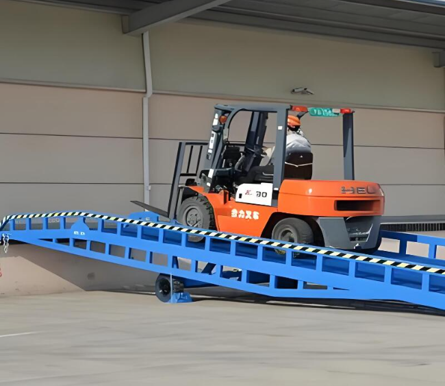 南关移动式卸货平台（叉车用）